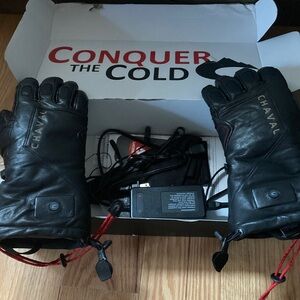 NWOT Chaval Black Heated Gloves with charger.size medium